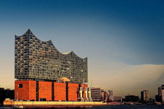 hamburg-guided-bike-tour-tradition-and-modernity-elbphilharmonie-min-4