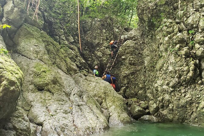 hiking-tabernacle-thundering-waterfall-in-dominican-republic