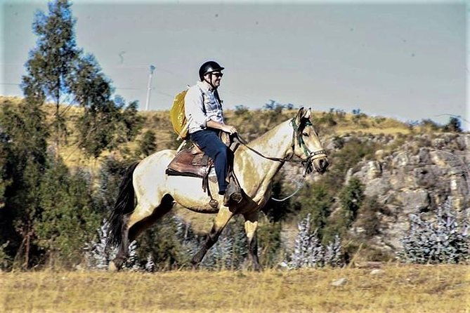 horse-riding-chacan-mountain-and-temple-of-the-moon