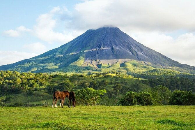 horseback-riding-at-arenal-volcano-foothills