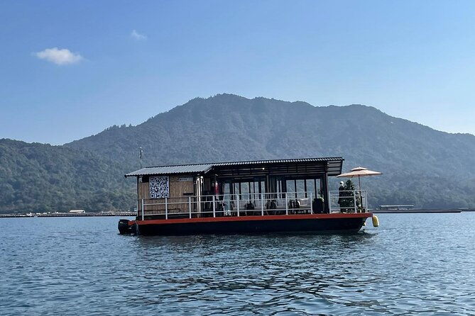 lunch-on-raft-style-boat-hanaikada-on-the-west-coast-of-miyajima