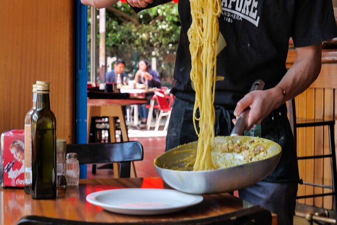 make-pasta-carbonara-from-scratch-in-a-jazz-club-in-venice