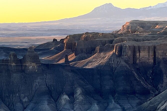 moonscape-overlook-factory-butte-and-bentonite-hills