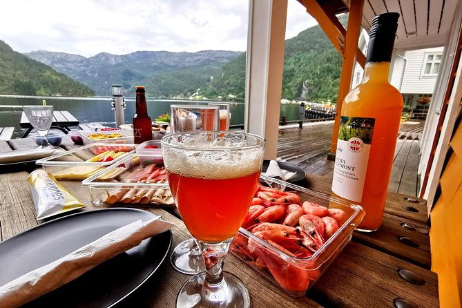 mostraumen-private-pontoon-cruise