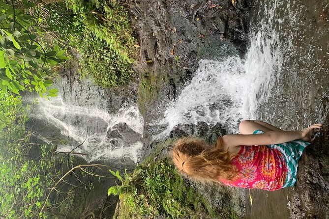 nature-hike-to-waterfall