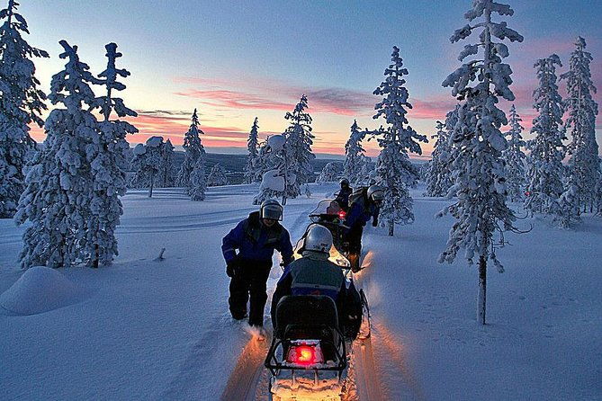 northern-light-safari-by-snowmobiles-from-levi-2