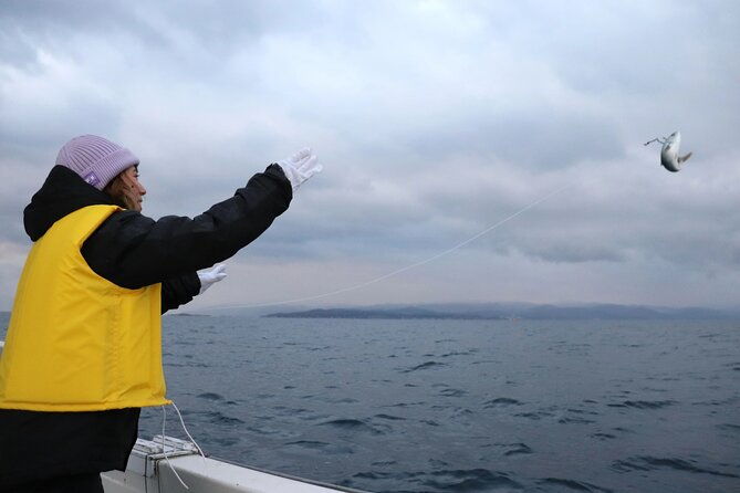 oma-maguro-sea-polefishing-with-fisherman