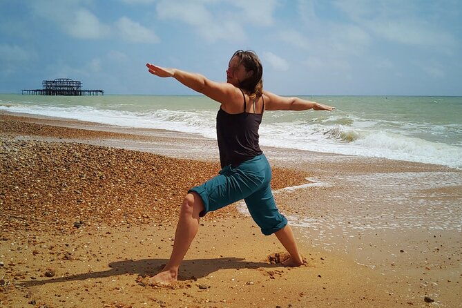 outdoor-yoga-class-at-brightons-sea-front