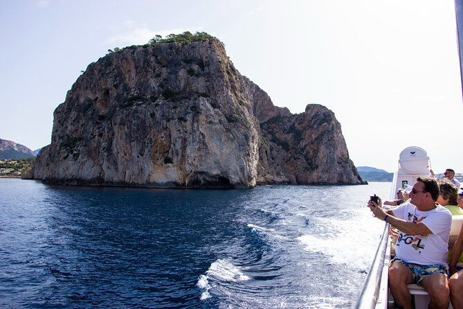 paradise-tour-4h-in-catamaran-through-mallorca-and-puerto-andratx-with-lunch
