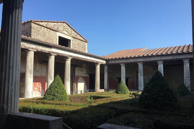 pompeii-and-herculaneum-with-archaeologist-small-group-of-10
