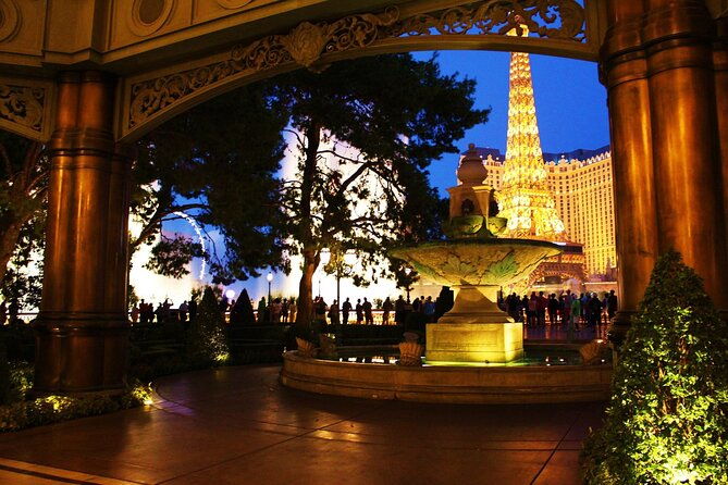 private-2-hour-limo-tour-of-las-vegas-with-champagne