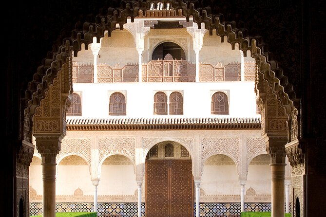 private-alhambra-tour-with-entrance-and-official-guide