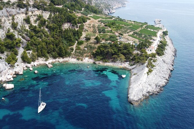 private-boat-tour-of-red-rocks-pakleni-islands