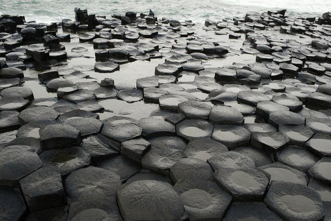private-causeway-coastal-tour-rope-bridge-giants-causeway