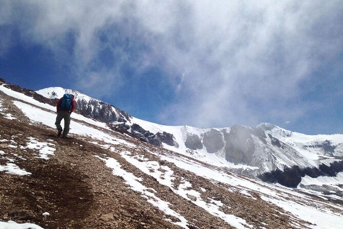 private-full-day-hike-to-pintor-hill-from-santiago-reaches-4-180m-in-one-day