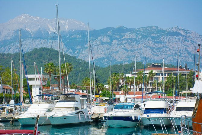 private-luxury-yacht-tour-with-lunch-and-drinks