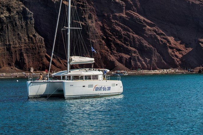 private-morning-tour-lagoon-400-380-sailing-in-santorini-lunch-drink-transfer