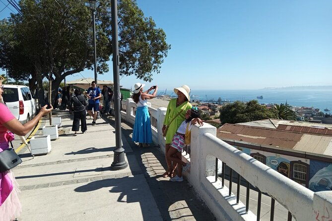 private-tour-valparaiso-and-vina-del-mar-wine-shop-in-white-house