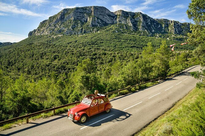 private-vintage-car-half-day-wine-tour-in-2cv