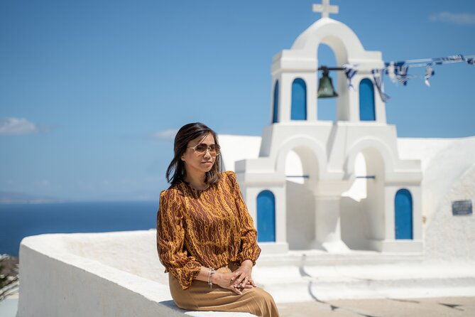 private-walking-tour-in-santorini-with-personal-photographer