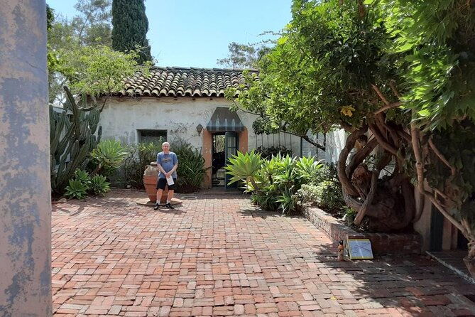 private-walking-tour-of-el-pueblo-viejo-in-santa-barbara-2