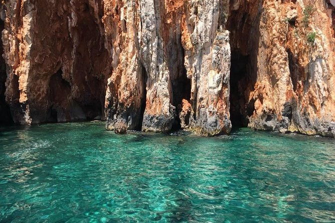 red-rocks-hells-islands-private-getaway-tour
