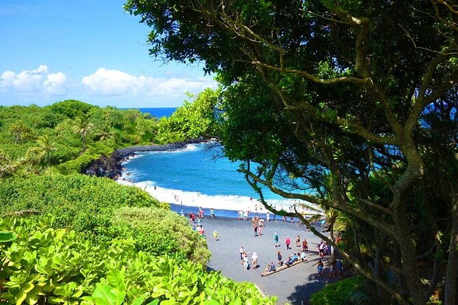 road-to-hana-rainforest-black-sand-beach-waterfalls-lunch-2