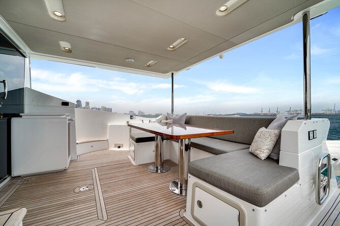sailing-into-the-sunset-on-a-personalized-luxury-yacht-charter