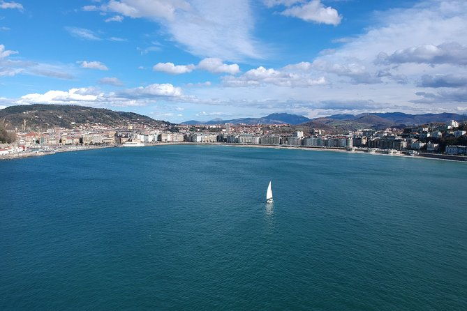 san-sebastian-private-sailing-at-la-concha-beach-pasai-donibane