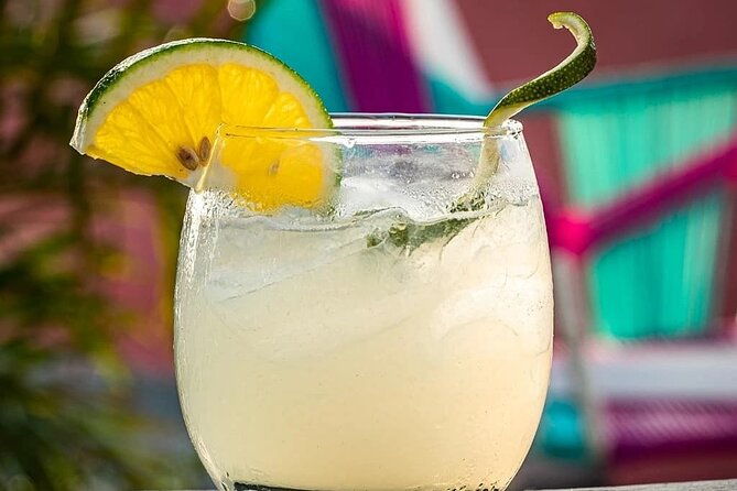 saturday-night-bar-crawl-in-santa-marta-colombia