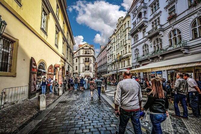 semi-private-prague-castle-lesser-town-tour-with-cake-drink