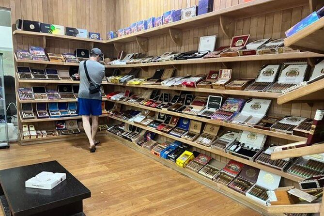 shopping-tour-punta-cana-larimar-chocolate-cigar-factory-souvenir