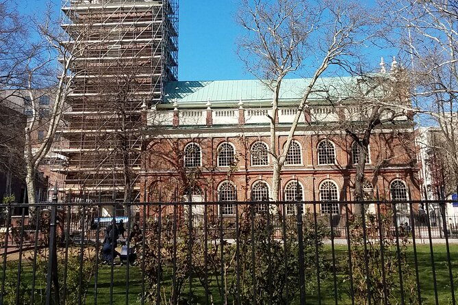 small-group-discovering-colonial-philadelphia-public-walking-tour