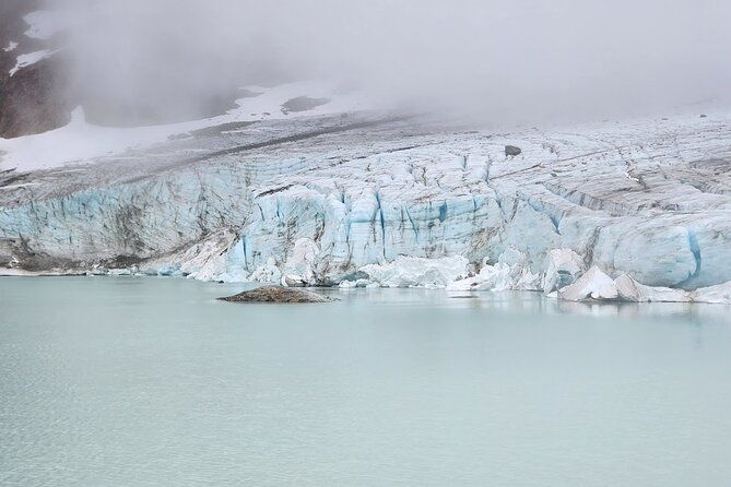 small-group-trekking-to-albino-glacier
