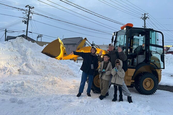 snowshoe-experience-in-akita-yuzawa-winter-park-with-an-akita-dog