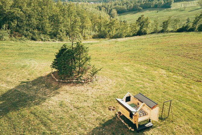 stellar-picnic-delight-at-sunset-in-the-tuscan-countryside
