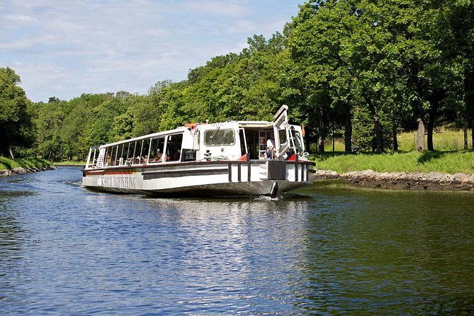 stockholm-sightseeing-cruise-along-djurgarden-canal-2