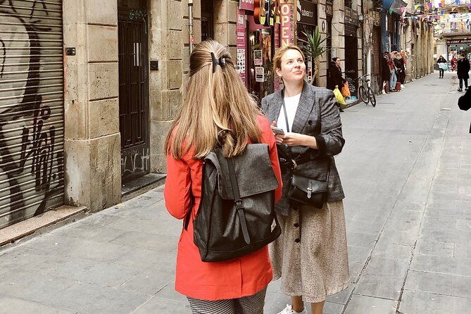 street-art-sculptures-and-murders-walking-tour-in-barcelona