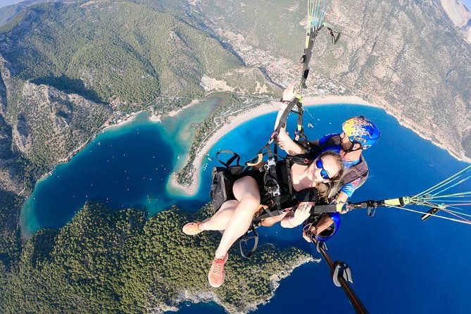 tandem-paragliding-over-the-blue-lagoon-in-fethiye