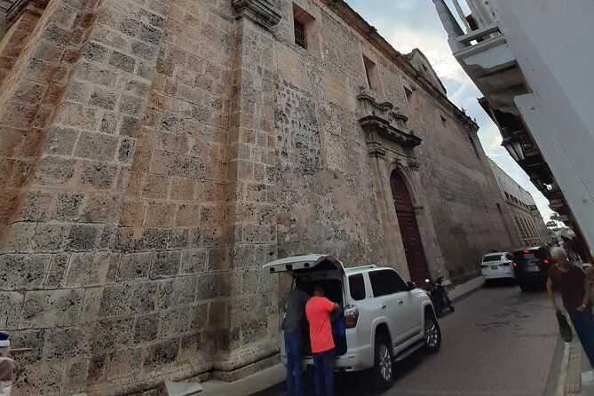tour-in-chiva-for-5-hours-through-the-city-of-cartagena