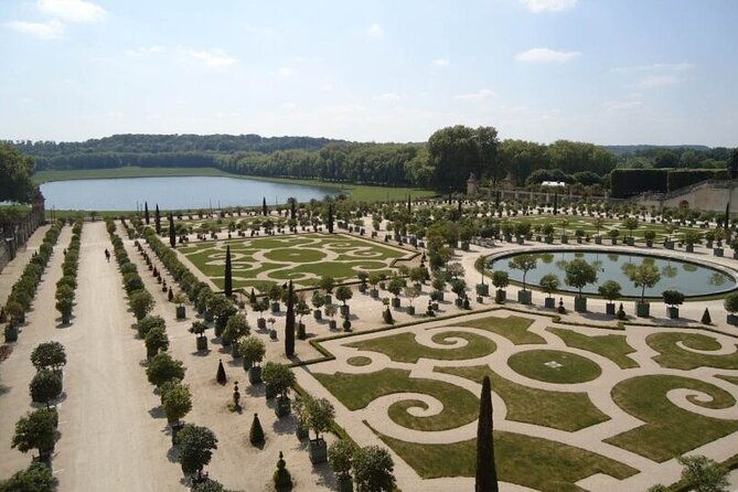 versailles-royal-palace-gardens-with-exclusive-petit-apartments