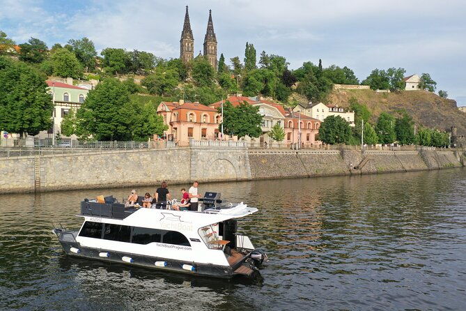 vip-prague-yachtboat-one-experience-all-you-can-drink