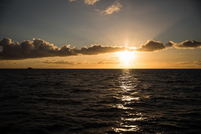waikiki-fireworks-dinner-cruise-sail-sparkle-on-friday-nights