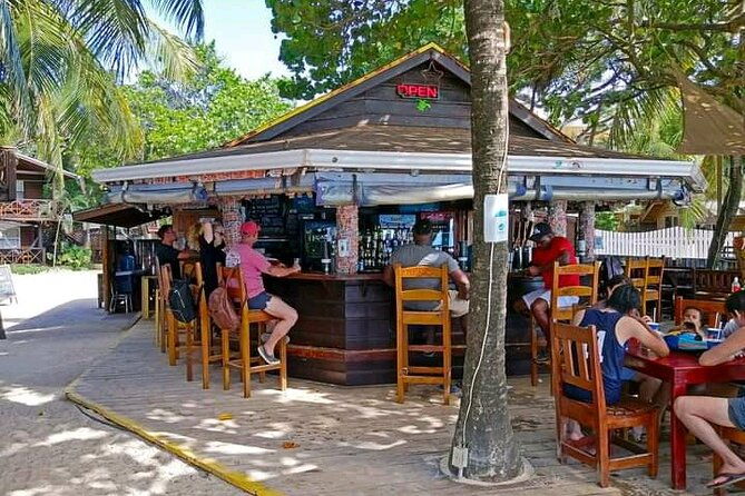 west-bay-beach-daypass-with-round-trip-transportacion-in-roatan