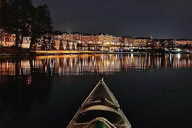 winter-kayak-tour-in-stockholm-city-dry-suit-kayaking-3