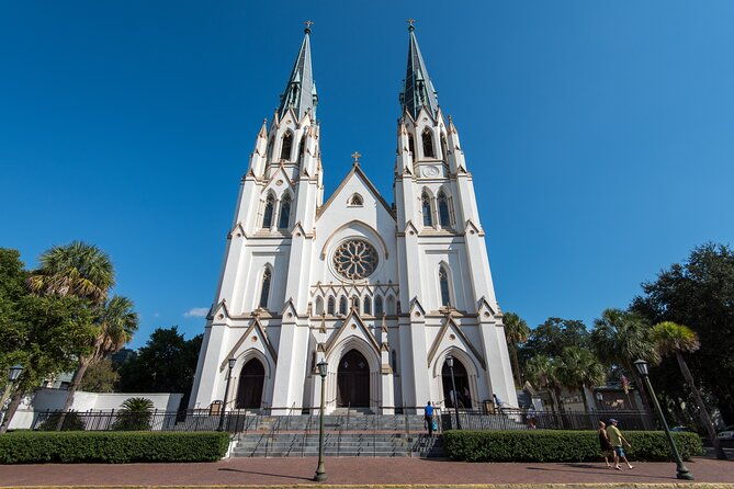 yuletide-charm-a-southern-christmas-journey-in-savannah