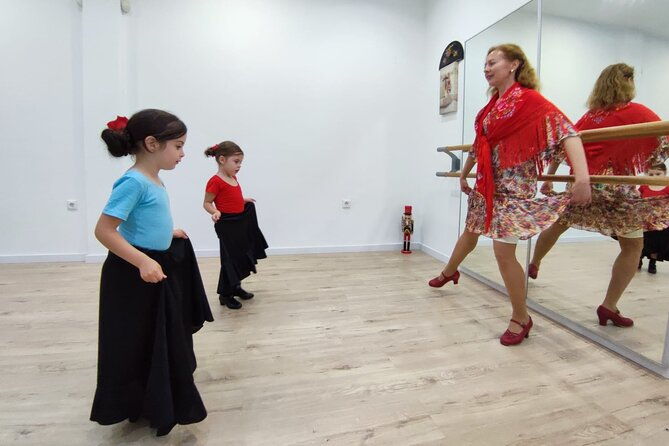 45-minutes-flamenco-dance-class-for-family-in-malaga-2