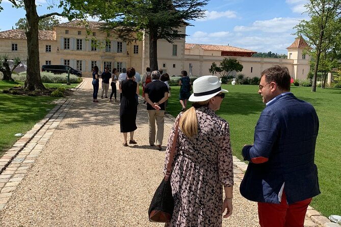 a-day-in-saint-emilion-in-a-small-group-electric-luxury-van-2