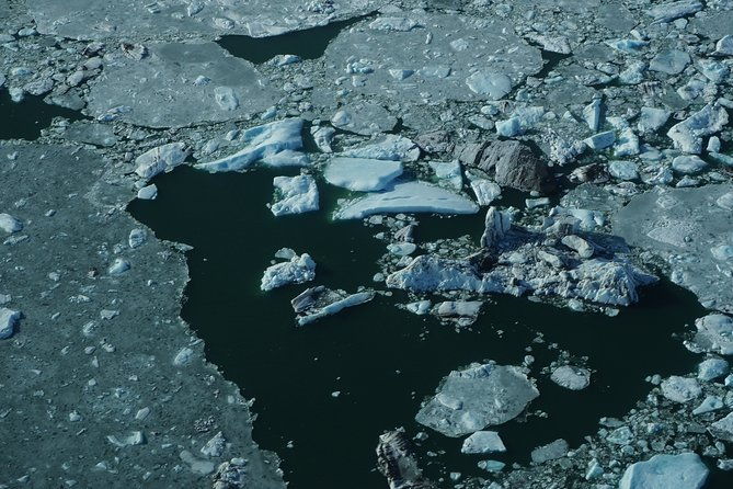 airplane-flight-over-glacier-lagoons-and-icelands-highest-peak