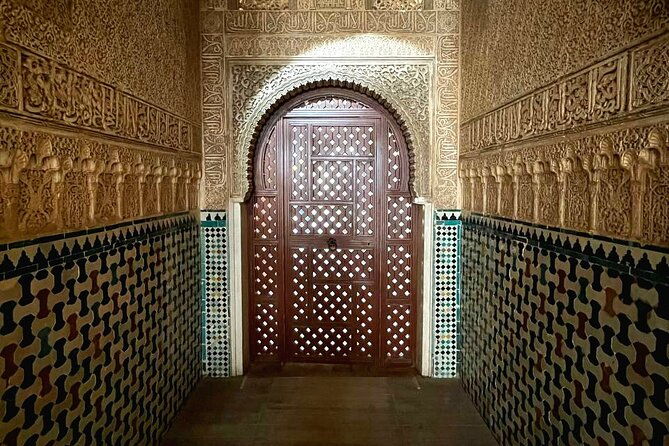 alhambra-and-nasrid-palaces-guided-tour-with-tickets